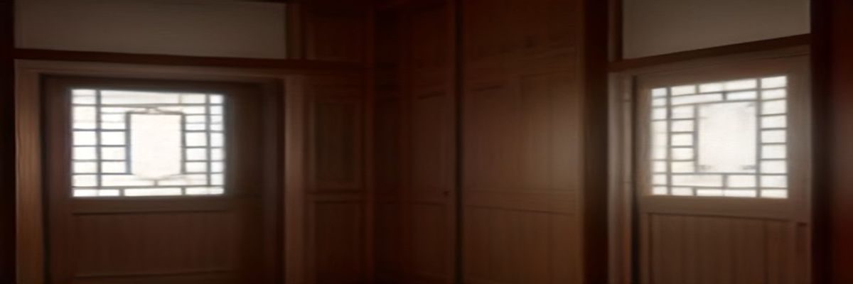 私房照摄影师在自然光线充足的室内工作室为客户拍摄个人写真，摄影师专注调整构图，模特自然放松地展示个人风格，整体氛围温馨专业，体现私房照拍摄的真实场景
